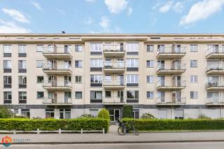 Op een uitstekende locatie te Mechelen langs domein Montreal bevindt zich dit gelijkvloerse appartement met 2 slaapkamers en een leuk terras. U...