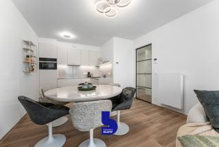 In het prestigieuze gebouw The Crystal Residence in de Troonstraat 226 te Oostende bevindt zich dit modern en luxueus afgewerkt appartement met prachtig zeezicht. Gelegen op de derde verdieping van deze recente residentie combineert dit appartement hedendaagse elegantie met een unieke kustervaring, vlak bij de zeedijk, het centrum, winkels en openbaar vervoer.<br /><br />Het appartement beschikt over een ruime, lichtrijke leefruimte met toegang tot het grote terras, waar je kan genieten van een schitterend uitzicht op zee. De open, volledig ingerichte keuken is uitgerust met moderne toestellen en vormt samen met de woonkamer een aangename leefruimte. Vanuit zowel de leefruimte als de slaapkamer heb je rechtstreeks zicht op zee.<br /><br />De slaapkamer biedt eveneens toegang tot het terras. Indien gewenst kan kan er een extra slaaphoek gemaakt worden.<br />Verder is er een stijlvolle badkamer met inloopdouche en lavabo, een apart toilet en een praktische technische berging.<br /><br />Het gebouw beschikt over een gemeenschappelijk zwembad, een extra troef voor wie houdt van ontspanning en comfort.<br /><br />Belangrijkste troeven:
<ul>
<li>Terras met frontaal zeezicht</li>
<li>Hedendaagse, instapklare afwerking</li>
<li>Centrale ligging nabij dijk en centrum</li>
<li>Mogelijkheid tot aankoop van een parkeerplaats in de residentie</li>
</ul>
Praktisch:
<ul>
<li>Bewoonbare oppervlakte: 64 m² + terras</li>
<li>EPC: 105 kWh/(m² jaar) </li>
<li>Verkoop onder BTW-stelsel</li>
</ul>
Een stijlvol appartement dat luxe, rust en zeezicht perfect weet te combineren.