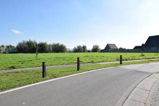 - Ideale ligging in Woumen: Kerkhofstraat 1- 5 Loten bouwgrond voor alleenstaande woningen in een goedgekeurde verkaveling.- percelen van 811 tot 880...