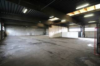 BESCHIKBAAR VOOR TIJDELIJKE VERHUUR (maximum 6 maanden)Langs de Mezegemstraat te Izegem, bij de grens met Roeselare vinden we dit bedrijfsgebouw van...