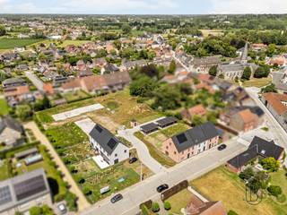 <span>Ontdek de charme van Asper, een sfeervolle deelgemeente van Gavere, waar een uniek nieuwbouwproject op u wacht. Gelegen in een bevoorrechte omgeving, op slechts 15 minuten rijden van de bruisende stad Gent, presenteert dit project 12 prachtige nieuwbouwwoningen. In elke woning is er de mogelijkheid om een vierde tot zelf een vijfde slaapkamer te voorzien. De woningen lot 1, 2 en lot 6 tot en met 12 hebben een afgewerkte zolderkamer in de prijs inbegrepen.<br /></span><br /><span>Dit woonproject bevindt zich in een licht en rustig gebied, een ware oase van sereniteit. Een woonerf waar rust en groen samenkomen, biedt u een unieke levensstijl weg van de drukte van alledag. Het is de perfecte balans tussen de levendige stad en de vredige natuur.</span><br /><span>Om uw comfort te optimaliseren, bieden wij de mogelijkheid om een carport of staanplaats aan te kopen. Voor €20.000 (exclusief kosten) kunt u genieten van de beschutting van een carport, terwijl een staanplaats, exclusief kosten, beschikbaar is voor €12.500. U heeft de vrijheid om te kiezen welke optie het beste bij uw wensen past.<br /></span><br /><span>Stap binnen in uw droomhuis, waar comfort en stijl samenkomen in deze volledig sleutel-op-de-deur afgewerkte woningen. Elk detail is zorgvuldig overwogen, waardoor u meteen kunt genieten van uw nieuwe thuis in Asper.</span><br /><span>Volgens het voorziene lastenboek heeft u de keuze om deze ruimtes in te richten volgens uw eigen smaak en voorkeuren.<br /><br />Bezoek na afspraak met immo beguin: emiel@immobeguin.be<br /></span>