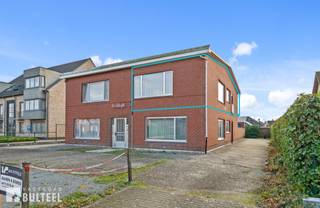 Dit appartement op de eerste verdieping, is zeer goed gelegen aan de rand van Stekene, met een vlotte verbinding naar de E34. Zeer interessant...