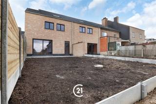 <p>LAATSTE NOG BESCHIKBARE WONING!<br /><br />Deze halfopen wind- en waterdichte nieuwbouwwoning biedt u de unieke kans om uw toekomstige thuis volledig naar eigen stijl en smaak af te werken. Gelegen op een centrale en vlot bereikbare locatie in Mere, combineert deze woning een rustige woonomgeving met alle voorzieningen in de nabijheid.</p><p>De woning beschikt over een ruime inpandige garage, ideaal voor wagen, fietsen of extra bergruimte. Daarnaast is er een zolderruimte bereikbaar via een vaste trap, die nog volledig kan worden ingericht. Dit biedt de mogelijkheid tot het creëren van extra kamers, hobbyruimte of bureau, volledig volgens uw wensen.</p><p>Twee aankoopmogelijkheden:</p><p>Aankoop in huidige casco staat<br />Perfect voor wie zelf wil instaan voor de verdere afwerking en volledige vrijheid wenst in materiaalkeuze en indeling.</p><p>Aankoop afgewerkt – meerprijs €80.000<br />De woning kan, mits een bijkomende kost van €80.000, volledig worden naar een kwaliteitsvolle standaard inclusief:</p><p>Verwarming<br />Elektriciteit<br />Sanitaire toe- en afvoerleidingen<br />Vloerisolatie<br />Chapewerken<br />Pleisterwerken</p><p>Bij akkoord over de prijs kan de afwerking op korte termijn gebeuren, zodat u zonder zorgen snel kan intrekken.</p><p>Bijkomend voordeel:<br />Aankoop én verdere afwerking kunnen gebeuren aan het verlaagde btw-tarief van 6%, dankzij het stelsel voor sloop en heropbouw (onder voorwaarden). Dit zorgt voor een aanzienlijk financieel voordeel voor de koper.</p><p><br /> </p>