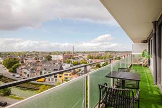 <p>Ligging</p>
<p>Dit aangename appartement geniet van een gunstige ligging nabij het centrum van Gent. Winkels, restaurants en openbaar vervoer bevinden zich in de nabije omgeving, waardoor u geniet van alle voordelen van het stadsleven. Dankzij de vlotte bereikbaarheid vormt dit appartement een ideale uitvalsbasis voor wie comfortabel en centraal wil wonen.</p>
<p>Indeling</p>
<p>Het appartement beschikt over een zeer lichtrijke leefruimte waar u dankzij het prachtige uitzicht op de stad heerlijk kunt ontspannen. Verder zijn er twee slaapkamers en een recent gerenoveerde badkamer met ligbad. De aparte keuken is volledig uitgerust met de nodige toestellen en beschikt over een praktische berging en rechtstreekse toegang tot het ruime terras. Daarnaast is er een private kelderberging aanwezig.</p>
<p>Troeven</p>
<p>Dit instapklare appartement combineert een aangename indeling met een ruim terras en een gunstige ligging nabij het centrum van Gent. Dankzij het EPC-label B geniet u bovendien van een energiezuinige woonst. Ideaal voor wie op zoek is naar een comfortabele eigen woning of een interessante investering.</p>
<p>Interesse? Meer info nodig? Aarzel niet en contacteer Arthur: 0473 90 90 94</p>