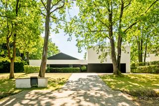 Ontdek deze uitzonderlijke villa, prachtig gelegen in het groene en gegeerde Oud-Turnhout. Dit unieke eigendom werd in 2018 compleet gerenoveerd...
