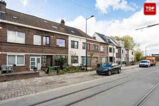 Deze gezellige rijwoning met 3 slaapkamers werd gerenoveerd in 2020 en heeft een EPC label B<br /><br />Qua ligging zit je werkelijk overal dichtbij. Met de wagen ben je heel snel op de R4, dit met een vlotte verbinding naar alle belangrijke toegangswegen van Gent <br />Het centrum van Wondelgem ligt op fietsafstand met tal van winkel mogelijkheden, scholen, restaurants,...<br />Ook het openbaar vervoer is dichtbij en zorgt voor een vlotte verbinding naar groot Gent en het historische centrum.<br /><br />De woning zelf beschikt op het gelijkvloers over een leefruimte met open keuken, wc en badkamer. Tevens is er een bergingsruimte met aansluiting voor de wasmachine en droogkast alsook de toegang tot de tuin. Het is altijd fijn om even te genieten van de rust en de zon. <br /><br />Op de eerste verdieping vinden we 2 ruime slaapkamers terug. Tevens is er nog een 3de ruimte die kan dienen als bureau. Via de vaste trap komen we op de bovenste verdieping en vinden we nog een heel ruime (slaap)kamer terug. Deze polyvalente ruimte kan gebruikt worden ifv zijn functionaliteit. Momenteel wordt de mezzanine gebruikt als slaapplaats. <br /><br />Extra troeven :<br />- De woning werd recent gerenoveerd en is instapklaar.<br />- Nieuwe dak isolatie<br />- Epc B = energiezuinig<br />- Op het gelijkvloers zijn de ramen voorzien van klimaatglas. Zo blijft de warmte buiten in de zomer en binnen in de winter. <br />- Er is een kelder aanwezig<br />- De woning beschikt over een voortuintje<br />- De achtertuin is ook bereikbaar via het wegeltje achteraan<br /><br />Deze woning is een mix van comfort, rust en alles dichtbij. Het heeft alles in huis om er een echte thuis van te maken!<br /><br />Beschikbaar 1 maand na akte via het verlengd genot voor de eigenaar.<br /><br />Interesse? Contacteer dan snel Top Vastgoed voor een bezoek op 0475 700 700.