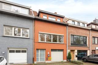 Op een uitstekende locatie, in een parallel en autoluw gedeelte van de Kapelsesteenweg, bieden wij deze ruime, energiezuinige bel-étage woning met...