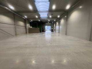 <p><span>De nieuwe bedrijvencampus <strong>"MIJNPARK"</strong> is gelegen op het industrieterrein Centrum-Zuid vlakbij de op- en afrit 29 van de E314 (Aken - Heerlen - Brussel), in het hart van Limburg.<br /><br />Op dit voormalig mijnterrein worden <strong>30</strong> duurzame en kwalitatieve KMO-units/showrooms/kantoren gebouwd met het oog op energie-efficiëntie. </span><span>Een combinatie van polyvalente en compacte panden zorgt voor een verscheidenheid aan oppervlaktes, gaande <strong>van 150m² tot 1900m²</strong>. <br /></span></p>
<p>Duurzaamheid staat centraal op deze bedrijvencampus. Duurzaamheid in de realiteit brengen is een complex verhaal, dat je niet met één modewoord kan vatten. <span>Om de ambitie van de ontwikkelaar kracht bij te zetten, zullen de gebouwen van de Mijnpark Bedrijvencampus </span><strong>BREEAM-gecertificeerd</strong><span> zijn. Dit internationaal systeem meet, beoordeelt en quoteert de duurzaamheid van de gebouwen, en houdt daarbij rekening met een 90-tal parameters. </span>Om hieraan te voldoen zijn alle panden voorzien van alle <strong>technieken.</strong><br /><br /><span>Deze unit heeft een oppervlakte van <strong>475m²</strong> op een terrein van <strong>700m²</strong> en heeft <strong>vier </strong>parkeerplaatsen voor de deur. De units worden instapklaar opgeleverd, voorzien van alle technieken zoals <strong>elektriciteit, LED-verlichting, verwarming, warmtepomp en zonnepanelen.</strong><br /><br />KENMERKEN UNIT:<br />- oppervlakte: <strong>475m²</strong><br />- parkeerplaatsen: <strong>4</strong><br />- staalstructuur met geïsoleerde wanden en dak<br />- sectionaalpoort 4m x 4m<br />- technieken: elektriciteit, LED-verlichting, verwarming, warmtepomp en zonnepanelen<strong><br />Optioneel kan er nog 50 of 100m² afgewerkte kantoren voorzien worden!</strong><br /></span><strong><br /></strong><span>Kortom, een ideale ontwikkeling voor ondernemers die op zoek zijn naar een kwalitatieve werk- of opslagplaats en daarbij belang hechten aan een goede locatie en duurzame gebouwen met uitstraling. </span><br /><span><br />Meer info: +32 (0)11 39 90 50 of info@jansenrealestate.be.</span></p>