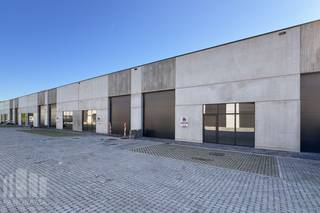 Nouvelle unité PME d'une superficie de 240 m² à louer, bénéficiant d'un emplacement exceptionnel le long de la zone commerciale Brusselbaan à Hekelgem (Affligem).<br /><br />L'espace de stockage est équipé d'une grande porte sectionnelle, d'une baie vitrée (3 m x 3 m), d'une verrière et d'une hauteur libre de 6 m, idéale pour le stockage/la production/l'atelier. De plus, l'entrepôt est équipé de services publics (eau, électricité et données), d'une salle de douche avec possibilité de raccordement à des toilettes. L'entrepôt fait partie de la phase III du projet de construction de PME « ID Park bis ».<br /><br />Installez votre entreprise dans l'ID Park bis, dans un emplacement extrêmement central et facilement accessible grâce à la proximité de l'E40 (6 min). <br />Présence de 3 places de parking privatives (incluses dans le prix). <br /><br />Contactez PANORAMA B2B pour des informations (techniques) complémentaires, des plans ou une visite sans engagement au 0477 07 30 30.
