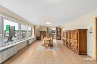 Ben je op zoek naar een ruim en comfortabel appartement te koop in Blankenberge? Dit aangename appartement van 94 m² combineert een praktische indeling met een rustige ligging en biedt volop mogelijkheden als vaste woonst, tweede verblijf of investering.<br /><br />Bij het binnenkomen valt meteen de aangename ruimte en praktische indeling op. De woonst beschikt over een ruime leefruimte, twee slaapkamers, twee toiletten, een badkamer en een terras waar je in alle rust van de buitenlucht kunt genieten. Dankzij de mooie oppervlakte van 94 m² biedt dit appartement voldoende plaats voor wie comfortabel wil wonen aan de kust. Het pand dateert uit 1998 en is onmiddellijk beschikbaar, waardoor je snel van je nieuwe stek kunt genieten.<br /><br />De rustige ligging in Blankenberge vormt een aangename uitvalsbasis voor zowel permanente bewoning als een investering. Tegelijkertijd profiteer je van alles wat Blankenberge te bieden heeft: de kust, winkels, horeca en tal van recreatiemogelijkheden bevinden zich in de nabije omgeving. Ook op het vlak van parkeergelegenheid zit je hier goed. De garagebox met voorliggende staanplaats kan optioneel worden aangekocht.<br /><br />Wil je dit appartement in Blankenberge graag met eigen ogen ontdekken? Vraag vandaag nog je bezoek aan bij Anthony De Clerck van Immo Francois. Vanuit het kantoor aan de Grote Markt 1 in Blankenberge helpt hij je graag verder en begeleidt hij je persoonlijk tijdens het aankoopproces.<br /><br />Denk je eraan om je woning in Blankenberge te verkopen? Neem vrijblijvend contact op met Anthony De Clerck van Immo Francois in Blankenberge voor een gratis schatting via anthony@immofrancois.be.<br /><br />