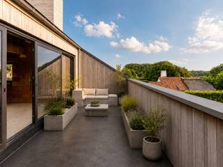 Op de bovenste verdieping van deze uitzonderlijke eigendom in Dikkelvenne bevindt zich een prachtig penthouse met een uniek uitzicht over de Scheldevallei.<br /><br />Het penthouse is bereikbaar via de hoofdingang aan de voorzijde van het gebouw. Via de inkomhal, voorzien van een trap, een technische ruimte en plaats voor het installeren van een lift, bereikt u de bovenverdieping. Deze omvat plaats voor o.a. een gastentoilet, een ruime leefruimte met een open keuken en een aansluitende berging.<br /><br />Verder beschikt het penthouse over de mogelijkheid om een master bedroom met ensuite badkamer te creëren, aangevuld met twee slaapkamers, een tweede badkamer en een afzonderlijk toilet.<br /><br />Een absolute troef is het ruime terras, waar u in alle rust kunt genieten van de prachtige omgeving en het unieke uitzicht.<br />Parkeren kan aan de voorkant van het gebouw, waar ruimte is voorzien voor de realisatie van twee parkeerplaatsen.<br /><br />Voorstudie EPB resulteert in een E-peil van 20. <br /><br />Het appartement wordt casco aangeboden, waardoor u de afwerking en inrichting volledig naar eigen smaak en wensen kunt realiseren.