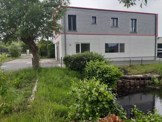 Appartement van meer dan 110 m² met een weids zicht op de achteraan gelegen akkers.<br />De lichtrijke leefruimte met open keuken zorgt voor aangenaam wonen.<br />Aangrenzend beschikken we over 3 kamers, badkamer (met inloopdouche en meubel), gastentoilet en wasplaats.<br />Eveneens inbegrepen : <br />- 2 parkeerplaatsen; <br />- het gras rond de vijver wordt door de eigenaar onderhouden. <br /><br />Uitstekende prijs-kwaliteit-verhouding !<br /><br />[EPC is een E-label (408), maar de eigenaar plaatste in mei '26 een warmtepomp, alsook werd het dak bijkomend geïsoleerd.]