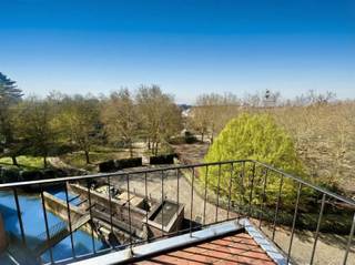 <p><span>Deze gezellige en instapklare flat is uitstekend gelegen in de Schapenstraat, een rustige maar centrale ligging binnen de ring van Leuven, op wandelafstand van winkels, universiteiten en openbaar vervoer en nabij het Groot Begijnhof. De flat heeft een bewoonbare oppervlakte van ca. 37 m² en bevindt zich op de vierde verdieping van een goed onderhouden residentie, wat zorgt voor rust, privacy en een aangename lichtinval. Ze omvat een inkomhal, een lichtrijke leef- en slaapruimte, een praktisch keukentje en een badkamer met douche en toilet. Dankzij de efficiënte indeling is dit een comfortabele en aangename woonplek. Een extra troef is het mooie terras, waar het heerlijk vertoeven is. Daarnaast is er een gemeenschappelijke fietsenstalling aanwezig in het gebouw. De provisie voor de gemeenschappelijke kosten bedraagt 75 per maand, inclusief voorschot voor verwarming en water. Onmiddellijk beschikbaar. Ideaal voor wie op zoek is naar een rustig gelegen studio in het hart van Leuven.</span></p>
