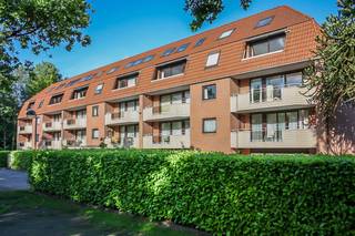 Ruim appartement van 125m² in residentieel domein Hof van Acaria, op wandelafstand van winkels en openbaar vervoer.  Inkomhal met gastentoilet, ruime woonkamer met toegang naar terras met prachtig zicht op het domein, keuken ingericht met toestellen, 2 slaapkamers, waarvan hoofdslaapkamer is voorzien van eigen badkamer (ligbad, dubbele wastafel en toilet), aparte douchekamer (douche en wastafel), berging/wasplaats.  Ondergronds is een autostaanplaats en private berging inbegrepen.  Gemeenschappelijke provisie van 350 Euro (verwarming, water, onderhoud gemene delen, lift, elektriciteit gang).