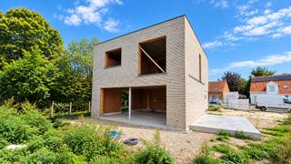 Ontdek deze stijlvolle en instapklare nieuwbouwwoning, rustig gelegen aan de Gitsberg.<br />Deze energiezuinige woning combineert hedendaags wooncomfort met een doordachte indeling, hoogwaardige afwerking en een prachtige <strong>zuidgerichte tuin</strong>.<br /><br />Met een bewoonbare oppervlakte van ca. 160 m², een perceel van maar liefst 891 m² en een uitzonderlijk <strong>laag E-peil</strong>, geniet u hier van een duurzame woning die klaar is voor de toekomst.<br /><br />Dankzij de <strong>warmtepomp en vloerverwarming </strong>woont u niet alleen comfortabel, maar ook energiezuinig.<br /><br />De woning omvat een inkomhal met vestiaire en gastentoilet, een lichtrijke leefruimte met open keuken en aansluitende berging. Op de verdieping bevinden zich drie volwaardige slaapkamers, een praktische bovenberging en een stijlvolle badkamer uitgerust met een dubbel lavabomeubel, ligbad en <strong>inloopdouche</strong>.<br /><br />Buiten geniet u van een ruime zuidgerichte tuin, ideaal om in alle rust te ontspannen. Daarnaast beschikt de woning over een <strong>dubbele carport</strong> van 36 m² en een ruime tuinberging van 18 m².<br /><br /><u><strong>Troeven van deze woning:</strong></u><br />- Moderne en instapklare nieuwbouwwoning<br />- Rustige ligging aan de Gitsberg<br />- Perceeloppervlakte: 891 m²<br />- Bewoonbare oppervlakte: ca. 160 m²<br />- Zuidgerichte tuin<br />- Warmtepomp en vloerverwarming<br />- E-peil E16<br />- Dubbele carport: 36 m²<br />- Ruime tuinberging: 18 m²<br /><br />Onder bepaalde voorwaarden kan deze woning namelijk aangekocht worden aan het verlaagde <strong>btw-tarief</strong> van slechts <strong>6%</strong>, wat een aanzienlijk financieel voordeel kan opleveren.<br /><strong>Prijs: € 630.000 excl. btw</strong><br /><br />Interesse in deze energiezuinige nieuwbouwwoning? Neem gerust contact op voor meer informatie of een bezoek ter plaatse.