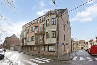 Op een rustige ligging, in groene omgeving, vindt u dit gemeubeld appartement met balkon aan voor- en achterzijde.Het appartement is ingedeeld als...