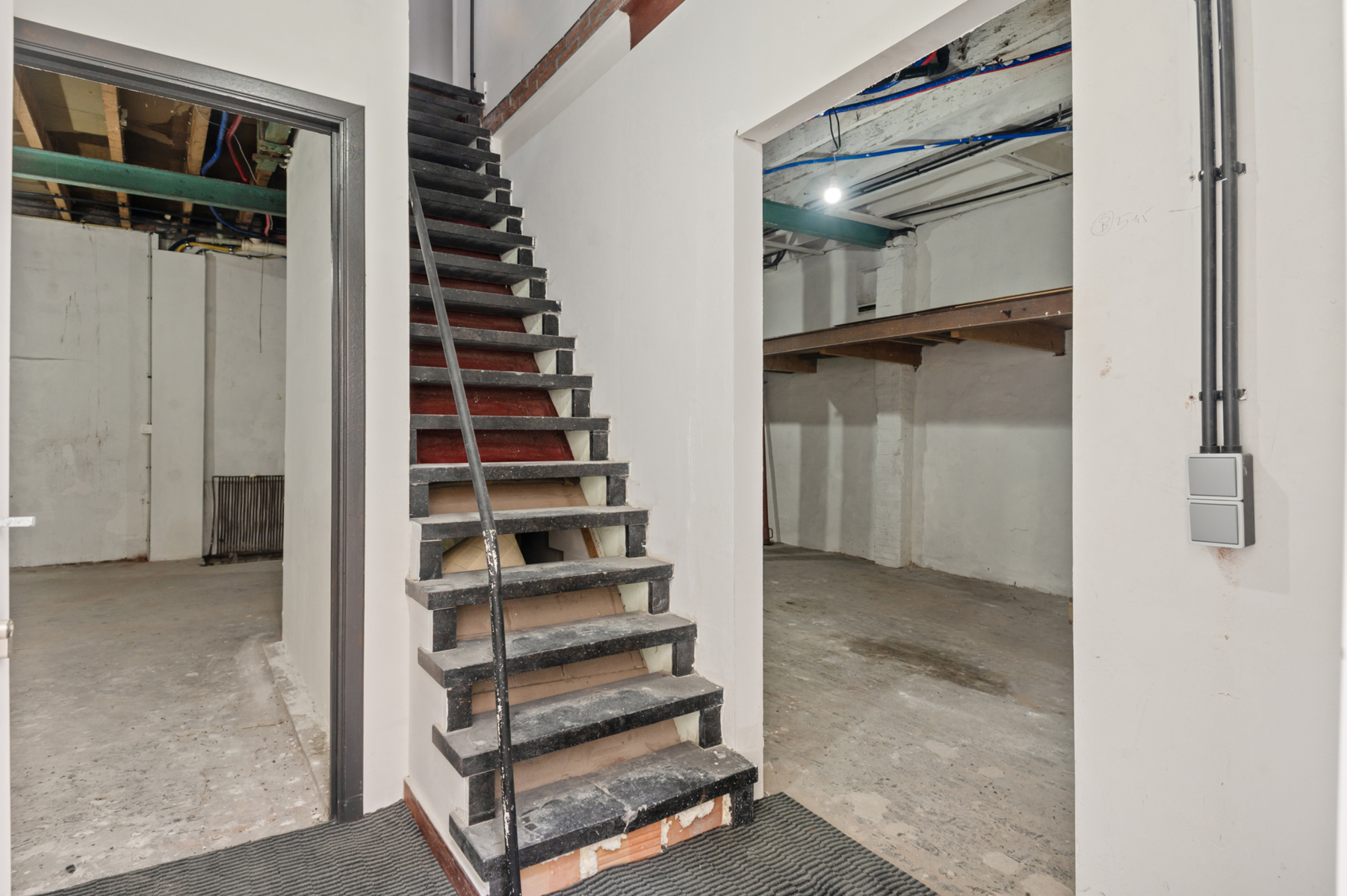 Magazijn met kantoorruimtes en units - foto 5