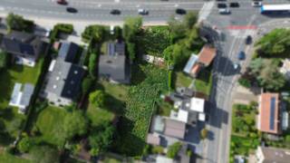 Ce terrain à bâtir d'environ 1 025 m² bénéficie d'une excellente accessibilité et est stratégiquement situé le long de la N37, à une courte distance du complexe d'entrée et de sortie E403 (Roeselare-Beveren). Grâce à sa situation sur une route très fréquentée, la parcelle bénéficie d'une forte visibilité, ce qui la rend particulièrement adaptée aux projets commerciaux ou mixtes.La parcelle a une largeur de rue d'environ 18 mètres et est orientée vers le sud, ce qui garantit une lumière favorable et une utilisation optimale de la lumière solaire.Destiné à des bâtiments ouverts, ce lot offre diverses opportunités de développement.Le règlement d'urbanisme est disponible sur simple demande.