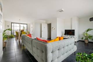 In het levendige centrum van Lint bevindt zich dit ruime duplexappartement op de bovenste verdieping, bereikbaar met trap en lift.<br /><br />De ligging combineert rust met uitstekende bereikbaarheid. Alle faciliteiten liggen op wandelafstand. Daarnaast geniet u van een sterke mobiliteit: het station en de fietsostrade liggen dichtbij, de E19 is vlot bereikbaar en het park van Lint bevindt zich op enkele stappen.<br /><br />Bij binnenkomst treft u een inkomhal met gastentoilet en een praktische ingebouwde vestiaire.<br />Vanuit deze hal bereikt u de lichtrijke woonkamer, die zowel aan de voor- als achterkant een terras en een prachtig uitzicht biedt.<br /><br />De keuken is volledig ingericht en beschikt over een koelkast, kookplaat, combi-oven, dampkap, vaatwasser en dubbele spoelbak. Ze biedt tevens toegang tot het derde terras en grenst aan een praktische berging met voorzieningen voor was- en droogmachine en een lavabo.<br /><br />Op de bovenste verdieping bevinden zich twee ruime slaapkamers (14,5m² en 9m²), waarvan de grootste beschikt over een ingebouwde dressing.<br />De badkamer is voorzien van een bad met douchefunctie, een dubbele lavabo en een toilet.<br /><br />Ten slotte beschikt het appartement over een een fietsenstalling en een privatieve kelderberging.<br /><br />Kortom, wonen in een instapklaar duplexappartement op een toplocatie, met alle praktische voordelen binnen handbereik.<br /><br /><span>Troeven:</span><br /><span><span><span><span><span><span><span>+ Centrale ligging</span></span></span></span></span></span></span><br /><span><span><span><span><span><span>+ Lichtrijk appartement<br /><span><span><span><span><span><span><span>+ 3 terrassen</span></span></span></span></span></span></span></span></span></span></span></span></span><br /><span>+ EPC B</span><br /><span><span><span><span><span><span><span>+ EK conform</span></span></span></span></span></span></span><br /><span>+ Kelderberging en fietsenstalling voorzien</span><br /><br />Heeft u interesse in dit prachtige duplexappartement en wenst u een bezoek ter plaatse in te plannen? Aarzel niet ons te contacteren. Wij zijn bereikbaar via het nummer 03 337 50 70 of info@vbvastgoed.be.