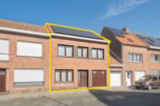 Ontdek deze verrassend ruime en uitstekend onderhouden rijwoning in Oudenburg. De woning, oorspronkelijk gebouwd tussen 1900 en 1918, werd doorheen de jaren zorgvuldig gerenoveerd en uitgebreid, waardoor ze vandaag volledig beantwoordt aan de woonwensen van een modern gezin.<br /><br />Met een bewoonbare oppervlakte van 209 m² op een perceel van 344 m² geniet u hier van een bijzonder ruim en praktisch ingedeeld geheel. De gezellige leefruimte en eetplaats vormen samen met de ruime, volledig uitgeruste keuken het kloppende hart van de woning. Dankzij het kookeiland en de vele ingebouwde toestellen is deze keuken de ideale plek om te koken, samen te tafelen en gezellige momenten te beleven.<br /><br />Op het gelijkvloers vindt u daarnaast een praktische berging, een apart gastentoilet, een ruime wasplaats met douche en een inpandige garage met elektrische sectionaalpoort. Op de eerste verdieping bevinden zich drie volwaardige slaapkamers, een extra bureau of multifunctionele ruimte en een ruime badkamer. De geïsoleerde zolder biedt bovendien nog heel wat extra mogelijkheden als hobbyruimte, speelkamer of bijkomende bergruimte.<br /><br />Ook buiten heeft deze woning heel wat te bieden. Op het terras geniet u van een volledig omheinde tuin met een sfeervolle visvijver, een tuinhuis, een werkplaats en een handige achteruitgang, waardoor u in alle rust kunt ontspannen en genieten van het buitenleven.<br /><br />Ook op energetisch vlak scoort deze woning uitstekend. Met een EPC-label B, PVC-ramen met dubbele beglazing, centrale verwarming op aardgas met een recente cv-ketel uit 2021 en 18 zonnepanelen, geplaatst in 2017, bent u verzekerd van een energiezuinige en comfortabele thuis. De aanbouw uit 2009 zorgt bovendien voor extra leefruimte.<br /><br />Bent u op zoek naar een instapklare gezinswoning met veel ruimte, een aangename tuin, garage en een gunstige ligging in Oudenburg? Dan is deze eigendom absoluut een bezoek waard.<br /><br />Contacteer ons en plan uw bezoek in!