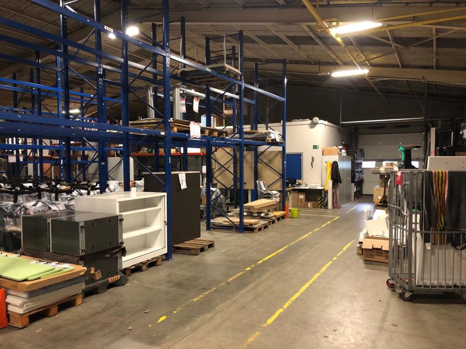 Polyvalent gebouw in Aartselaar: magazijn met kantoor/showroom  - foto 3