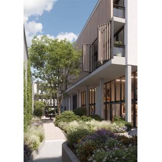 <p><span>PROJECTS ID </span><span>vous présente </span><span>"ATELIER" </span><span>une promotion immobilière, à taille humaine, de qualité situé dans le quartier Maritime (/Tour &amp; Taxis) : </span></p><p><span> </span></p><p><span>Alliant </span><span>logement et activité professionnelle, </span><span>superbe et unique </span><span>maison "d'atelier" </span><span>neuve</span><span> </span><span>(+/- 234 m2)</span><span> </span><span>avec terrasses</span><span> </span><span> (24 m2) sise dans un îlot intérieur faisant partie intégrante du projet </span><span>"ATELIER"</span><span> (UNE OASIS DE VERDURE DANS LA VILLE).</span></p><p><span>Jouissant à la fois d'une bonne visibilité, d'une grande intimité, d'une lumière abondante et de technologies à faible consommation d'énergie </span><span>(PEB A)</span><span>, celle-ci se compose :</span></p><p><span>Au rez-de-chaussée </span><span>: D'une impressionnante surface, à double hauteur, galerie/pour activité professionnelle équipée d'une kitchenette, d'un wc séparé et d'un débarras. </span></p><p><span>D'un bel espace en mezzanine idéal pour un bureau complémentaire, une salle de réunion et/ou de stockage d'archives.</span></p><p><span>Au premier étage </span><span>: D'une belle surface de logement ouverte (séjour - salle à manger - cuisine avec îlot) équipée d'une grande baie vitrée (près de 9 m) et d'une terrasse de 10 m2 orienté sud-est . </span></p><p><span>Un claustra en bois contrôle l'ensoleillement et l'intimité de la terrasse et de l'espace intérieur à chaque instant.</span></p><p><span>Au deuxième étage </span><span>: De trois chambres, d'une grande terrasse accessible depuis les trois chambres, d'une salle de douche (double lavabos et douche à l'italienne), d'un wc séparé et deux espaces de rangement.</span></p><p><span>Un claustra en bois contrôle l'ensoleillement et l'intimité de la terrasse et des trois chambres à chaque instant. </span></p><p><span>Situé à deux pas de </span><span>TOUR &amp; TAXIS</span><span>, vivez et travaillez urbain en toute quiétude grâce à l'espace intérieur (commun) ouvert et verdoyant, à la conception architecturale unique, et aux équipements proposés.</span></p><p><span> </span></p><p><span>Contactez-nous afin de découvrir plus en détail ce magnifique projet au</span><span> 02 231 13 54 </span><span>ou par e-mail</span><span> <span>brussels@immoid.be</span></span></p><p><span> </span></p><p><span>Une exclusivité </span><span>PROJECTS ID </span><span>Bruxelles &amp; Mechelen </span><span>!</span></p><p><span> </span></p><p><span>Conditions :</span></p><p><span>Prix : </span><span>749.000 € </span></p><p><span>(Vente soumise au régime de la TVA (21% (ou 6% si conditions remplies) sur la partie construction et aux droits d’enregistrement (12,5%) sur la partie terrain). </span></p><p><span>Livraison (+/-) : pour le second trimestre 2025</span></p><p><span>Disponibilité : </span><span>3 </span><span>maisons d'atelier (+/- 234 m2 à 240 m2)</span></p><p><span>Disponible en supplément : Emplacement de parking voiture - emplacement de parking moto - cave.</span></p>