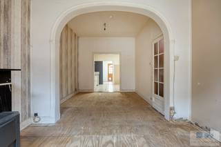 Op een uitstekende locatie te centrum Lier, bevindt zich deze veelzijdige rijwoning met 3 tot 4 slaapkamers en gezellige tuin.<br /><br />Deze te renoveren, maar karaktervolle woning, is gelegen op wandelafstand van station Lier alsook het centrum wat maakt dat winkels, scholen en openbaar vervoer makkelijk/snel bereikbaar zijn. Door de centrale ligging is er een vlotte connectie met de ring van Lier dewelke directe verbindingen geeft met omliggende gemeenten.<br /><br />We betreden de woning langs de inkomhal, deze geeft enerzijds toegang tot de bovenverdieping en anderzijds tot de gezellige leefruimte met salon, eetplaats en aansluitend keuken met ontbijtgelegenheid. Vanuit de keuken is er toegang tot de badkamer voorzien van douche, enkele lavabo<strong> </strong>en toilet. Achterliggend is er de aanwezigheid van een ruime berging met voorziening wasmachine en droogkast alsook achtertoegang.<br /><br />Terug in de inkomhal, geeft de trap ons toegang tot de eerste verdieping. Hier bevinden zich 2 ruime slaapkamers. De overloop geeft verder toegang tot de 2 de verdieping via vaste trap. Hier is er de aanwezigheid van één ruime slaapkamer alsook ruime polyvalente ruimte dewelke kan omgevormd tot extra slaapkamer of benut worden als extra bergruimte.<br /><br />Bijzonderheden: authentieke elementen, hoge plafonds, gewilde locatie,...<br /><br />Bent u ook opzoek naar een leuke woning die u kan inrichten naar eigen voorkeur? Kom dan snel alle mogelijkheden ontdekken!