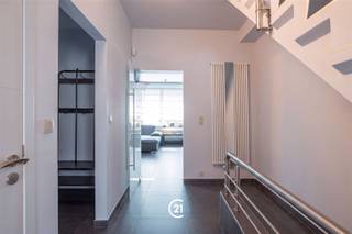 WELKOM IN DEZE PRACHTIGE GEZINSWONING IN DILBEEKDeze moderne, en zeer energiezuinige, gezinswoning in Dilbeek biedt de perfecte combinatie van ruimte, comfort en elegantie. Met een bewoonbare oppervlakte van 370m² en niet minder dan 5 slaapkamers is dit ideaal voor families, of voor een vrij beroep. Het huis beschikt over een uitstekende indeling met een lichte en open leefruimte waar woonkamer en eetkamer naadloos in elkaar overgaan. De gemoderniseerde keuken is voorzien van hoogwaardige apparaten en een handig keukeneiland waar u uw culinaire creativiteit de vrij loop kan laten gaan. Dankzij de grote ramen, komt er overvloedig daglicht binnen. De ramen zijn eveneens uitgerust met automatische rolluiken, die voor extra veiligheid zorgen en de warme temperaturen buiten houden.Op de eerste en tweede verdieping zijn 2 moderne badkamers terug te vinden, perfect voor een comfortabel gezinsleven. En met de 5 slaapkamers heeft u geen gebrek aan ruimte. U kan uw wagen, fietsen, of andere spullen, veilig parkeren in de gesloten garage en kelders. Het woongedeelte en kelderniveau, beschikken elk over een volledig onafhankelijk ventilatiesysteem. Dankzij de top ligging kan u genieten van een goede verbindingen naar Brussel, openbaar vervoer, alle voorzieningen en scholen in de buurt. Deze woning combineert het beste van beide werelden: rustige woonomgeving met doch volledige bereikbaarheid.Een unieke kans voor kwaliteit en ruimte op één plek. Bezichtiging aanbevolen!