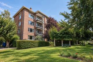 Het stadsleven ervaren én toch groen wonen?
Dat kan in dit gerenoveerd appartement (2023) met lage maandelijkse kosten!
De locatie bevindt zich op fietsafstand van het bruisende centrum van Gent en is idyllisch gelegen in het groen, naast een stadspark waar u ook voldoende parkeergelegenheid hebt.
Gezien de recente renovatie bent u ook verzekerd dat alles in orde is op vlak van technieken, veiligheid en energiezuinigheid.
- Elektriciteit conform
- Asbestvrij
- EPC label B
- Terras
- Lage maandelijkse kosten
Het appartement omvat: inkomhal, apart toilet, badkamer, keuken met terras, berging met aansluiting voor wasmachine, leefruimte.
Verder heeft u in de kelder nog 2 privatieve kelderbergingen met elektriciteit en kan u gebruik maken van een ruime gemeenschappelijke fietsenberging.
Vrij 6 weken na akte.