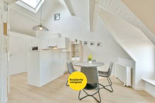 In het hart van De Haan, met een prachtig zicht op de charmante Concessie, bevindt zich dit karaktervolle éénslaapkamerappartement. De bewoonbare oppervlakte van circa 45 m² is optimaal benut en ideaal voor wie op zoek is naar een tweede verblijf of een rendabele investering aan zee.<br /><br />De lichtrijke woonkamer met dubbele ramen ademt gezelligheid en biedt via de lucht-lucht warmtepomp een energiezuinige verwarming. Aansluitend bevindt zich de volledig uitgeruste open keuken met kwalitatieve toestellen. De badkamer is praktisch ingericht met douchecabine, lavabomeubel, toilet en aansluiting voor wasmachine. De ruime slaapkamer beschikt over een Velux-raam en laminaatvloer.<br /><br />Het appartement is voorzien van een gunstig EPC-label C (209 kWh/m²) hierdoor geniet u van comfort met lage energiekosten.<br /><br />Dit appartement wordt momenteel succesvol verhuurd via Interhome met mooie inkomsten, Een uitstekende opportuniteit voor wie zorgeloos wil investeren in de kust. Ontdek de charme van wonen of verblijven in het centrum van De Haan, op wandelafstand van strand, winkels en horeca.<br /><br />Neem voorsprong met een vrijblijvende en gratis schatting van uw eigendom via:<br />http://www.residentievastgoed.be/gratisonlineschatten