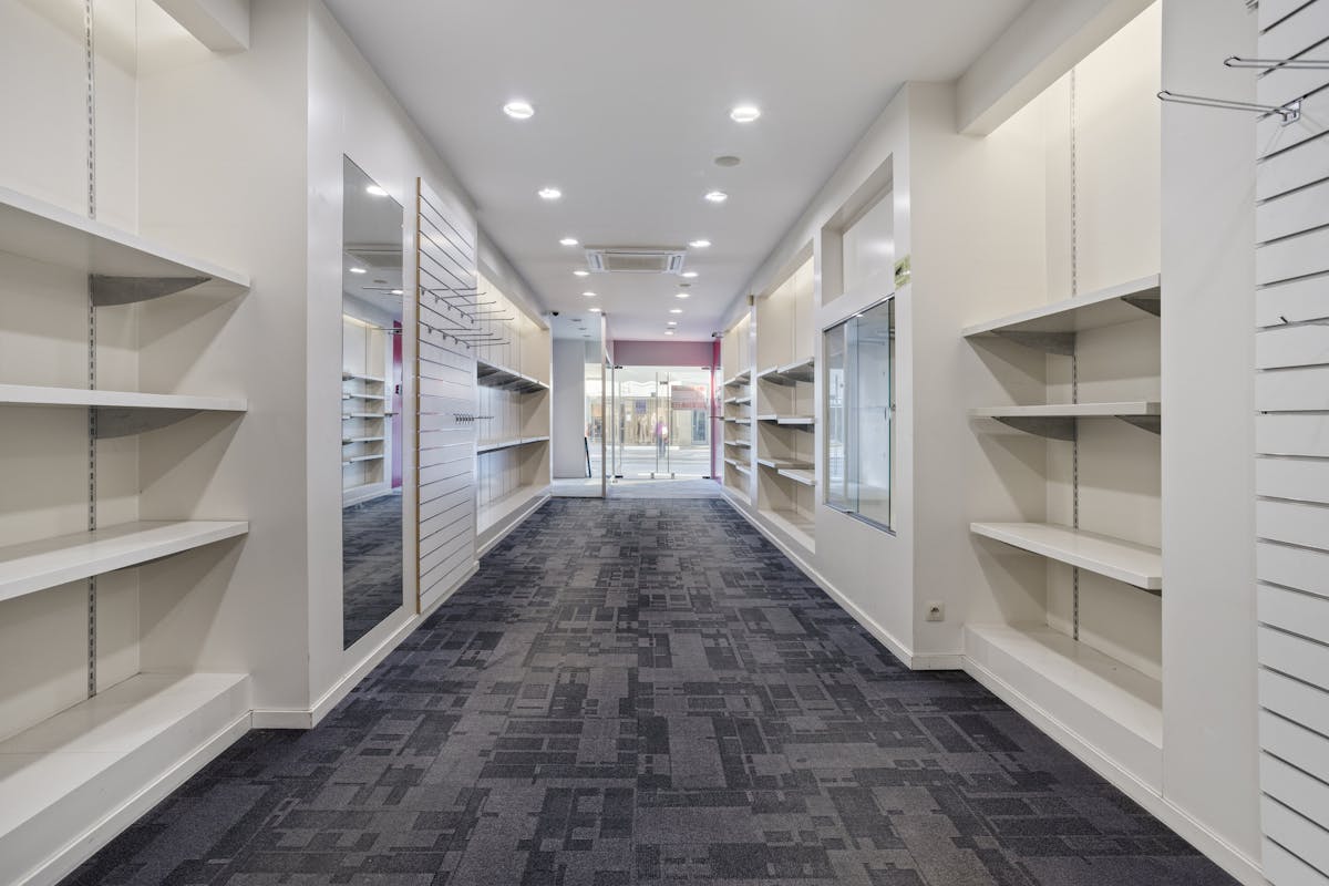 Spacious commercial space with basement for sale in the heart of Koksijde - photo 5