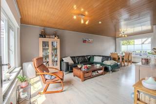Instapklare, gesloten bebouwing op rustige ligging met 3 slaapkamers, garage en prachtige tuin.STARTPRIJS: Elk bod boven deze startprijs, wordt voorgelegd aan de eigenaars, die al dan niet kunnen in gaan op dit aanbod.Deze verzorgde woning bevindt zich op wandelafstand van het centrum, het openbaar vervoer en dichtbij de winkelcentra met een vlotte verbinding naar invals-en autosnelwegen.De woning werd in 2021 grondig gerenoveerd en is uitgerust met tal van moderne voorzieningen, waaronder een HR ketel, zonnepanelen ( 12 stuks ), vernieuwde gas-en waterleidingen, dakisolatie en een CONFORME keuring elektriciteit.Binnen geniet je van een lichtrijke leefruimte, een recent volledige geïnstalleerde, eigentijdse keuken en een moderne badkamer.Ruime garage met toilet en rechtstreekse toegang tot de keuken.Verder zijn er nog 3 volwaardige slaapkamers en een praktische (volledig geïsoleerde) opbergzolder die extra bergruimte biedt.De absolute blikvanger is de prachtige, zuidgerichte tuin met groot terras en uniek, vrij uitzicht over de achterliggende velden.Hier geniet je in alle privacy van rust, natuur en zon.Eén ideale gezinswoning waar comfort, ruimte, een gunstige ligging en energiezuinig wonen perfect samenkomen !Voor meer informatie contacteer Regine: 0493 112 050 - regine@correctvastgoed.be👉 Online schattingstool: https://www.correctvastgoed.be/schatting