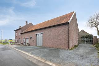 <p>Droomvierkantshoeve met boomgaard, weilanden en absolute privacyimmo DAVID stelt deze instapklare vierkantshoeve voor in het landelijke Bekkerzeel, gelegen op een perceel van 1 hectare, omringd door privéweilanden en een boomgaard.</p>
<p>Unit 1 (Straatkant links – Hoofdwoning)<br />Inkomhal met gastentoilet, ruime en lichtrijke leefruimte met open haard. Eetplaats met volledig ingerichte keuken die aansluit op een charmante tuinkamer. Verder is er een aparte speelkamer of bureau/praktijkruimte. Op de verdieping: 4 slaapkamers (14–20 m²), dressing (15 m²), ruime badkamer en inrichtbare zolder (60 m²) bereikbaar via vaste trap.</p>
<p>Unit 2 (Straatkant rechts – Garage)<br />Ruime garage van 60 m² met automatische poort.</p>
<p>Unit 3 (Straatkant naast rechts – Polyvalent)<br />Polyvalente ruimte van ca. 100 m², met mogelijkheid tot integratie in het woongedeelte of inrichting als kangoeroewoning, bed &amp; breakfast, praktijk of atelier.</p>
<p>Unit 4 (Rechter zijkant – Buitenpaviljoen)<br />Overdekt buitenpaviljoen van ca. 50 m², ideaal voor gezellige buitenmomenten en evenementen.</p>
<p>Unit 5 (Linker zijkant – Functioneel)<br />Wasberging met douche, technische ruimte en extra berging.</p>
<p>Buiten geniet u van een aangelegde tuin met siervijver en terrassen.</p>
<p>Extra: zonnepanelen, EPC D en deels elektrische rolluiken.</p>
<p>Rustig gelegen met vlotte verbinding naar Brussel, Ring en E40.</p>