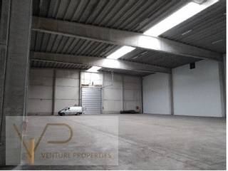Magazijn van 2000 m² met:<br /><br />500 m² laadsas<br />350 m² overdekte luifel<br />350 m² overdekte laadkade<br /><br />3 laadbruggen<br />6 parkeerplaatsen<br /><br />Klinkaardstraat210<br />2950 Kapellen<br />Conventionele goederen - Vrije hoogte 9m - Betonvloer 20 cm - Draagkracht max 50kN/m² - Buitenwanden beton - Branddetectie - Wateraansluiting - Verlichting 200 lux - Volledig afgesloten terrein - Werken van 07u-19u<br /> 