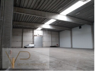 Magazijn met laadkade en kantoor te Kapellen op gunstige locatie van NL, de haven en A-12 - foto 1