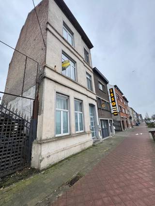 Op een strategische locatie in Gent bieden wij deze interessante opbrengsteigendom aan, bestaande uit een duplex appartement en een...