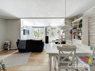 CASALINA Real Estate biedt exclusief te koop aan - Huis van 103 m² met tuin – Gelegen op een perceel van 1a15ca, nabij de golfclub STEREA, de...