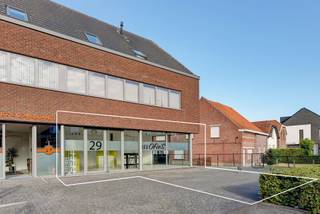 Prachtig recent handelsgelijkvloers op top locatie te Kalmthout vlakbij het centrum. Openbraar vervoer, winkels, winkelcentrum,...zijn vlakbij...