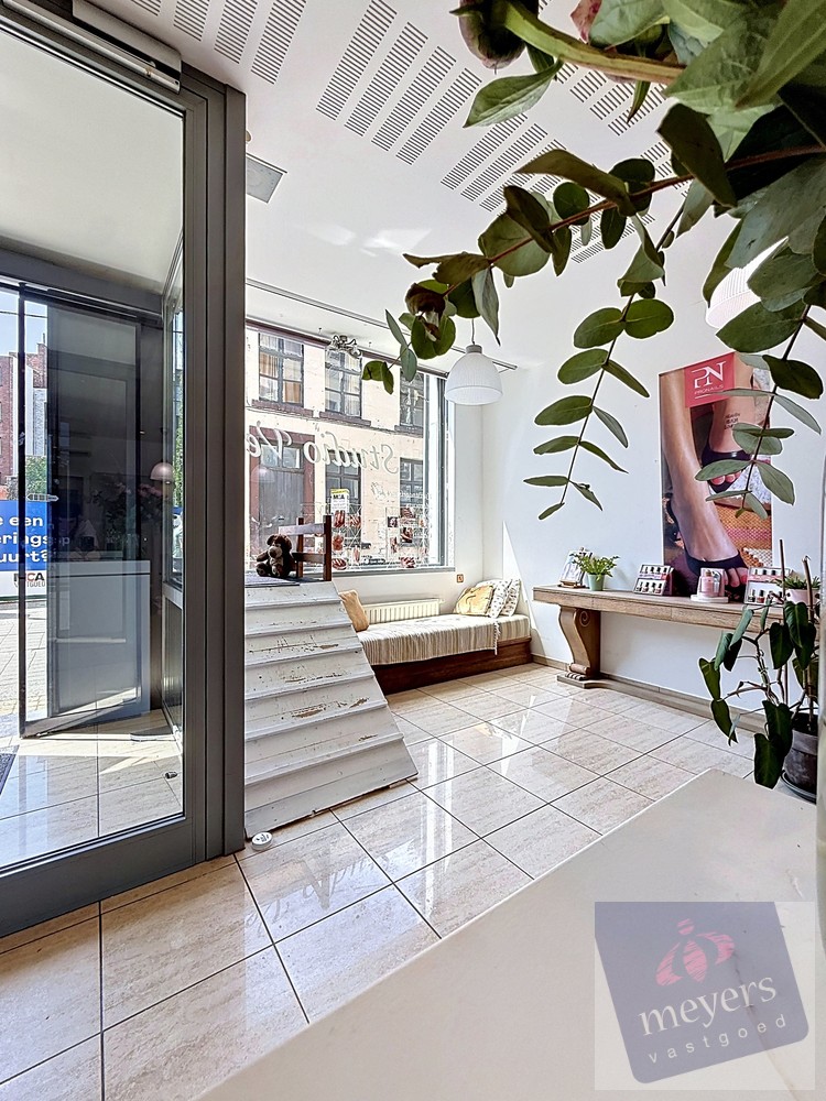 Handelspand met stijlvol triplex-appartement op centrale ligging in Hasselt - foto 3