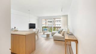 <p><span>Gelegen op de hoek van de prestigieuze Zoutelaan en de levendige Lippenslaan, in het hart van Knokke, bevindt zich dit ruim en doordacht ingedeeld appartement in de standingvolle residentie Cap Nord. Dankzij de uitzonderlijke ligging geniet u van alle troeven van het centrum: stijlvolle winkels, gezellige horecazaken én het strand bevinden zich op wandelafstand.</span><br /><span>Met een bewoonbare oppervlakte van ca. 90 m² biedt dit appartement een ideale combinatie van comfort, functionaliteit en privacy. De lichtrijke leefruimte wordt gekenmerkt door grote raampartijen die zorgen voor een aangename lichtinval en een ruimtelijk gevoel. Aansluitend bevindt zich de volledig uitgeruste, open keuken ideaal voor wie houdt van gezellig koken en tafelen in een open setting.</span><br /><span>Uniek aan dit appartement zijn de drie volwaardige slaapkamers, elk met eigen badkamerfaciliteiten. Dit zorgt voor een uitzonderlijk wooncomfort en biedt een hoge mate van privacy voor bewoners én gasten perfect voor wie graag ontvangt of verhuurt in stijl.</span><br /><span>Extra troeven:</span><br /><span>Privatieve kelderberging : ideaal voor extra opslagruimte</span><br /><span>Gemeenschappelijke fietsenberging</span><br /><span>Energiezuinig: EPC-score B comfortabel en duurzaam wonen</span><br /><span>Dit appartement is uitermate geschikt als vaste woonst, tweede verblijf of investering in één van de meest gegeerde locaties van Knokke.</span></p>