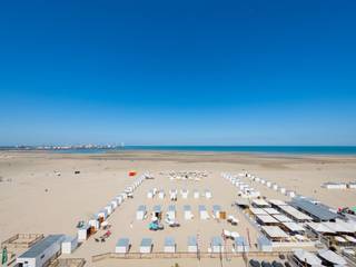 Droomt U van een eigen stek aan zee of bent U op zoek naar een interessante investering met uitstekende verhuurmogelijkheden? Dan is deze verzorgde studio op de Zeedijk van Heist ongetwijfeld een unieke opportuniteit. <br /><br />Gelegen op een absolute toplocatie, vlak bij het Heldenplein en de iconische Heldentoren, geniet U hier dagelijks van een adembenemend frontaal zeezicht. Vanop het terras strekt het panorama zich uit over Heist, Zeebrugge, Duinbergen en Knokke, een uitzicht dat elk seizoen opnieuw weet te bekoren.<br /><br />De studio werd doorheen de jaren steeds met de grootste zorg onderhouden en verkeert in een bijzonder nette staat. Dankzij de doordachte indeling wordt de beschikbare ruimte optimaal benut, waardoor U geniet van alle comfort voor een ontspannen verblijf aan zee. Bovendien beschikt de studio over een aangenaam terras aan de voorzijde, ruim genoeg voor een tafeltje met twee stoelen, waar U in alle rust kunt genieten van de zon, de zeelucht en het prachtige uitzicht.<br /><br />Indeling:<br /><br />- Gezellige leefruimte met slaapgedeelte,<br />- Eethoek,<br />- Kitchenette,<br />- Badkamer met douche, wastafel en toilet,<br />- Ruim terras met frontaal zeezicht,<br />- Private kelderberging in het gebouw,<br /><br />Deze studio vormt niet alleen een ideale tweede verblijfplaats, maar biedt eveneens aantrekkelijke rendementen dankzij de mogelijkheid tot vakantieverhuur. De uitzonderlijke ligging op de Zeedijk, gecombineerd met het spectaculaire uitzicht en de verzorgde afwerking, maken dit tot een bijzonder gegeerd vastgoed aan de Belgische kust.<br /><br />Interesse? Contacteer ons vandaag nog voor meer informatie of een bezoek en ontdek zelf deze unieke kans om eigenaar te worden van een prachtig gelegen studio aan zee.