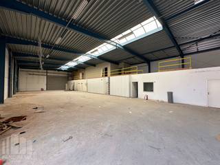 Op een strategisch gelegen bedrijfssite aan de Gentseweg (N43) te Waregem, een belangrijke commerciële verbindingsweg met een uitstekende zichtbaarheid, worden 6 moderne KMO-units gerealiseerd.<br /><br />De unit beschikt over opslag-/bedrijfsruimte met oppervlakte van +/- 500 m², telkens in combinatie met een inpandig kantoor/showroom van +/- 130 m² met glaspartij.<br />De units zijn ontworpen voor ondernemers die op zoek zijn naar een kwalitatieve en goed bereikbare bedrijfsruimte, waarbij magazijn-/atelier-/opslagruimte wordt gecombineerd met een praktisch inpandig kantoor of showroom en afzonderlijk toilet. Dankzij deze combinatie zijn de units geschikt voor diverse professionele activiteiten.<br /><br />De site geniet een commerciële ligging aan de Gentseweg, met een goede zichtbaarheid en een vlotte verbinding naar het centrum van Waregem en de omliggende gemeenten. Bovendien bevindt het project zich nabij de E17, met op- en afrit Waregem, wat zorgt voor een uitstekende bereikbaarheid richting Gent, Kortrijk.<br /><br />Contacteer PANORAMA B2B voor bijkomende technische inlichtingen, plannen of een vrijblijvend plaatsbezoek op het nummer 0460 97 66 66.