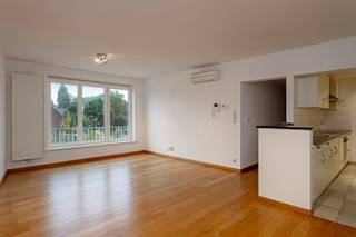 Praktisch en stijlvol appartement met twee slaapkamers en voleiken parketvloeren.Gelegen op de tweede verdieping, bereikbaar per lift.In de dorpskern...