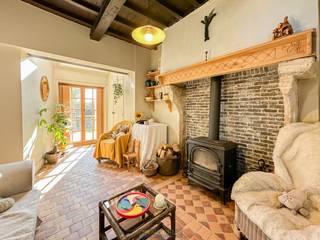 <p><u><span>Beschermd erfgoed met ondersteuning: onderhouds- en verbouwingswerken komen in aanmerking voor financiële hulp: </span><span>https://publicaties.vlaanderen.be/view-file/74857</span></u><br /><br /><span>Het </span><strong>VOORMALIGE PELGRIMSHUIS ‘SPAANS HOF’</strong><span> uit 1643, is een </span><strong>ZELDZAME ERFGOEDPAREL</strong><span> in hartje Mespelare (Dendermonde), pal naast de </span><strong>GEKLASSEERDE ROMAANSE SINT-ALDEGONDISKERK</strong><span>. Met zijn L-vormige opbouw in traditionele bak- en zandsteenbouw, </span><strong>SIERLIJKE KORFBOOGDEUR, KRUISRAMEN</strong><span> en symmetrische gevel, straalt dit beschermde pand </span><strong>17DE-EEUWSE CHARME</strong><span> uit. Binnenin onthullen een overwelfde kelder, balklagen, </span><strong>ORIGINELE HAARDEN</strong><span> en een indrukwekkend zoldergebinte het rijke verleden. De </span><strong>RUSTIGE LIGGING</strong><span> aan het dorpsplein, gecombineerd met zonovergoten buitenruimtes, creëert een </span><strong>OASE VAN RUST EN AUTHENTICITEIT</strong><span>. Dankzij de unieke structuur leent het Spaans Hof zich perfect als </span><strong>STIJLVOLLE GEZINSWONING OF ALS COMBINATIE VAN WONEN EN WERKEN</strong><span> met een exclusieve uitstraling. Wie op zoek is naar een woning met </span><strong>ZIEL, ERFGOEDWAARDE</strong><span> en een unieke ligging, vindt hier een uitzonderlijke kans om </span><strong>GESCHIEDENIS</strong><span> te beleven en te bewaren.</span></p>
<br /><br />Adres: Mespelarestraat 104 te Dendermonde (Mespelare)<br /><br />Geen renovatieplicht (beschermd monument); P-score: A, G-score: A