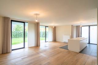 Wonen in luxe en rust, midden in bruisend Waregem!Welkom in dit stijlvolle gelijkvloerse appartement (woonopp. ca. 128m²) te koop op een toplocatie...