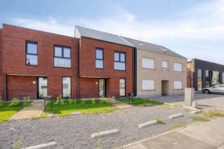 <p><span>Maison neuve de 4 chambres à 6 % de TVA !</span></p><p><span> </span></p><p><span>Vous recherchez une maison bien située ? Alors celle-ci vaut vraiment le détour. </span></p><p><span> </span></p><p><span>Cette maison a été construite, avec 25 autres, pour les personnes à la recherche d'un logement exclusif offrant un excellent confort de vie.</span></p><p><span> </span></p><p><span>Dans ce projet, 25 logements ont déjà été vendus et celui-ci est le dernier que nous pouvons vous proposer à la vente.</span></p><p><span> </span></p><p><span>Pourquoi choisir ce logement ?</span></p><p><span>- C'est la dernière disponible dans le projet</span></p><p><span> </span></p>