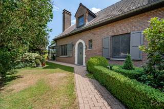 Venez découvrir cette superbe villa 5 chambres sur un terrain de 14a 24ca, alliant confort et volumes généreux.Le rez-de-chaussée comprend un hall...