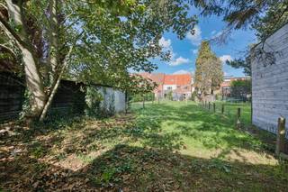 Sint-Michiels, Supergoede ligging Gezellig woonhuis met zalige diepe TUIN op het zuid-oosten.<br />Inkomhal, lichtrijke living, keuken, bijkeuken, badkamer met toilet, lavabo en douche en diverse bijgebouwen , tuin en extra toilet.<br />1é Verd: overloop, ruime slaapkamer vooraan en ruime slaapkamer achteraan, kleine slaapkamer, bergkamer, grote zolderverdieping waar nog verschillende ruimtes mogelijk zijn.<br />Veel uitbreidingsmogelijkheden.<br />Een bezoekje waard !<br />