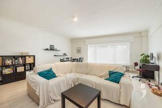 <p><span>In de Heilige Geeststraat bevindt zich dit gerenoveerde gelijkvloers appartement met een bewoonbare oppervlakte van 87 m². Dankzij de combinatie van de ruime indeling, grote ramen en de eigentijdse afwerking biedt het appartement een aangename woonomgeving.</span></p><p><span>Via de ruime inkomhal, voorzien van een grote vestiaire, kom je binnen in het appartement. Via de inkomhal heb je toegang tot ruime leefruimte. Dankzij de grote raampartijen valt hier veel natuurlijk licht binnen en is er voldoende plaats voor zowel een grote eettafel als een comfortabele zithoek.</span></p><p><span>De keuken is praktisch ingericht en biedt bovendien toegang tot het terras, een fijne extra buitenruimte. Verder beschikt het appartement over een ruime slaapkamer, een afzonderlijk toilet en een moderne badkamer met inloopdouche. </span></p><p><span>Ook praktisch is er aan alles gedacht. Het appartement beschikt over een ruime private kelderberging en er is een gemeenschappelijke fietsenstalling in de kelder. Deze is bovendien gemakkelijk bereikbaar via de achterzijde van het gebouw, zodat de fiets vlot binnen en buiten kan worden gebracht.</span></p><p><span>Een ruime garagebox achteraan het gebouw maakt het geheel compleet. Deze garagebox is verplicht mee aan te kopen voor </span><span>28.000</span><span> euro.</span></p><p><span>Dankzij de ruime leefruimtes, moderne afwerking, het terras en de extra bergruimte met garagebox is dit een bijzonder compleet appartement voor wie comfortabel en praktisch wil wonen in het centrum van Leuven. </span></p><p><span> </span></p><p><span>Interesse in dit appartement? Contacteer ons via 016 15 31 15 of info@immolivit.be.</span><span> </span></p><p><span> </span></p><p><span> </span></p>