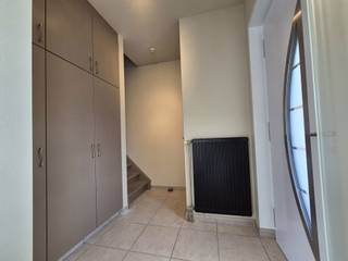 <p>Deze instapklare halfopen bebouwing combineert hedendaags wooncomfort met een aangename buitenruimte en tal van praktische troeven. De woning werd opgewaardeerd en vernieuwd naar hedendaagse normen, waardoor je hier zonder zorgen meteen je intrek kan nemen.</p>
<p></p>
<p>Op vlak van comfort en energiezuinigheid is alles voorzien. De woning beschikt over centrale verwarming op aardgas, aangevuld met airco's met warmtepompfunctie in onder meer de leefruimte en slaapkamers. Dankzij de aanwezige zonnepanelen en het gunstige EPC-label B geniet je bovendien van een energiezuinige woning.</p>
<p></p>
<p>Ook binnenin werd de nodige aandacht besteed aan comfort en afwerking. Zo beschikt de woning over een volledig nieuwe keuken en een vernieuwde badkamer. De gezellige leefruimte met inbouwcassette vormt de ideale plek om tot rust te komen. Een extra troef is de veranda, die een mooie aanvulling vormt op de leefruimte en een aangenaam zicht op de tuin biedt.</p>
<p></p>
<p>Buiten geniet je van een bijzonder ruime tuin met achteraan een gezellig zonneterras, ideaal om tijdens zonnige dagen volop van het buitenleven te genieten. Daarnaast is er voldoende stockageruimte voorzien voor het opslaan van brandhout.</p>
<p></p>
<p>Ook praktisch scoort deze woning uitstekend, dankzij de aparte garage met aansluitende werkplaats. Bovendien biedt de zolder de mogelijkheid om een extra kamer te gebruiken, bijvoorbeeld als hobbyruimte, bureau of bijkomende slaapkamer.</p>
<p></p>
<p><strong>De belangrijkste troeven op een rij:</strong></p>
<ul>
<li>Instapklare halfopen bebouwing, gerenoveerd naar hedendaagse normen</li>
<li>Nieuwe keuken en vernieuwde badkamer</li>
<li>Centrale verwarming op aardgas</li>
<li>Airco met warmtepompfunctie in de leefruimte en slaapkamers</li>
<li>Zonnepanelen en EPC-label B</li>
<li>Gezellige veranda</li>
<li>Ruime tuin met aangenaam zonneterras</li>
<li>Aparte garage met aansluitende werkplaats</li>
<li>Extra kamer mogelijk op zolder</li>
<li>Praktische stockageruimte voor brandhout</li>
</ul>
<p></p>
<p><strong>Beschikbaarheid: vanaf 1 december 2026.</strong></p>
<p></p>
<p>Een ideale woning voor wie op zoek is naar een instapklare thuis met hedendaags comfort, praktische bergruimte en een ruime tuin om volop van te genieten.</p>